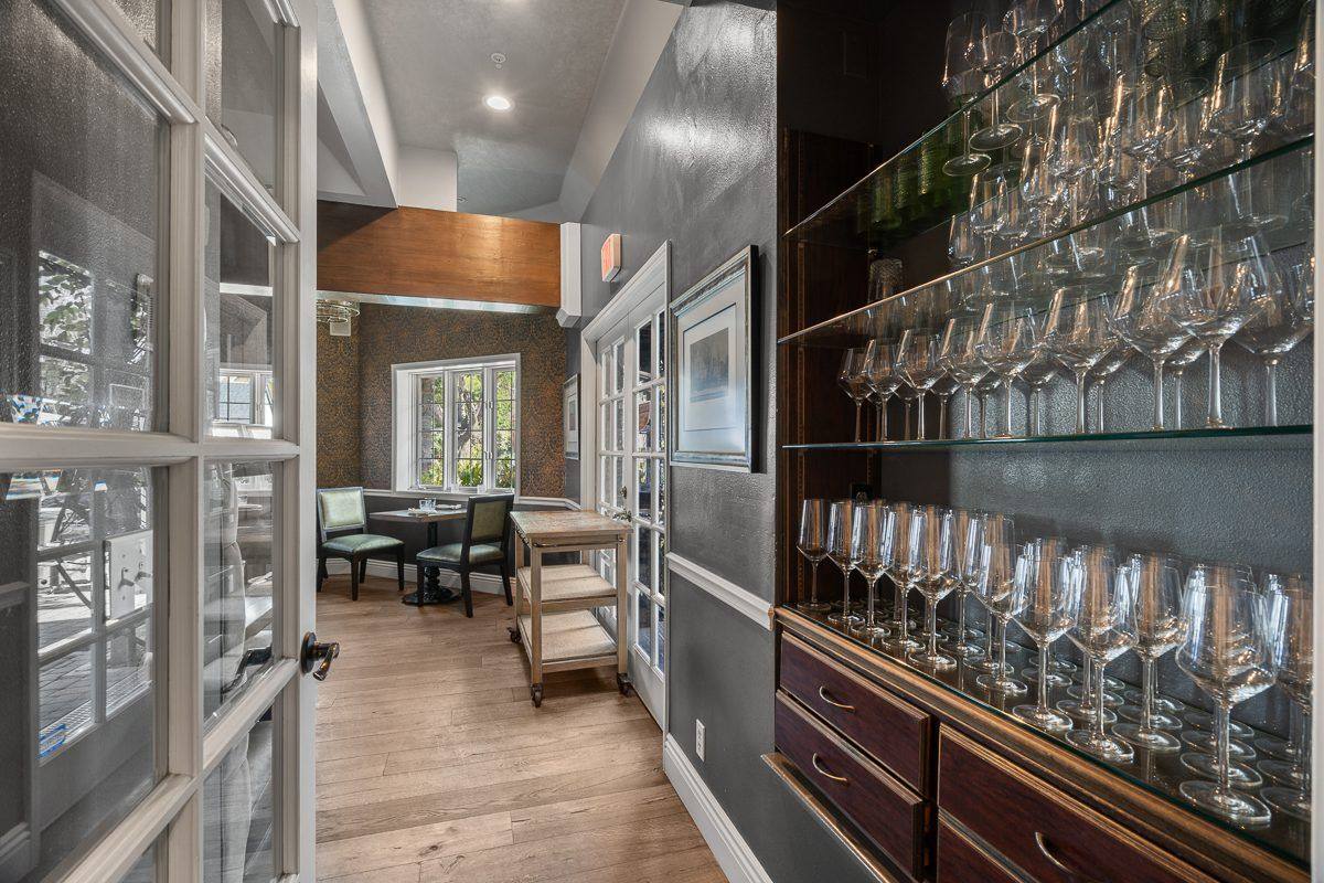 Restaurant bar