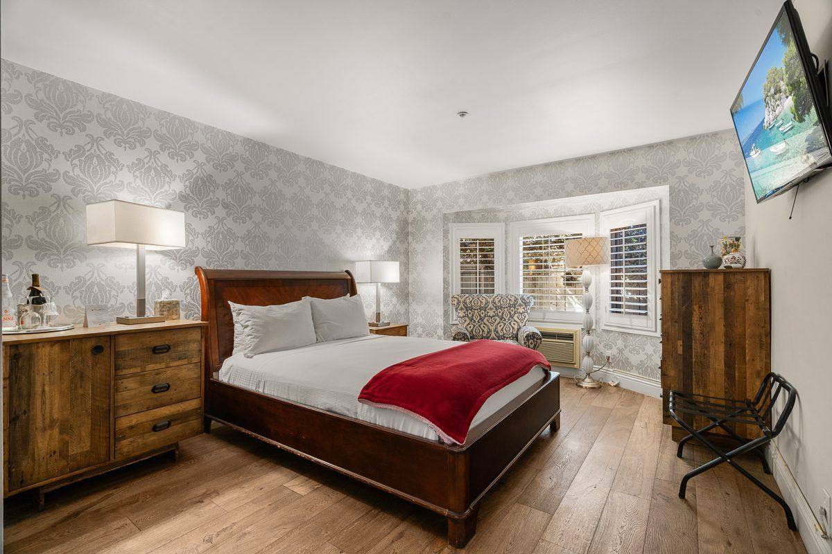 Guest room, sleigh bed and bay window