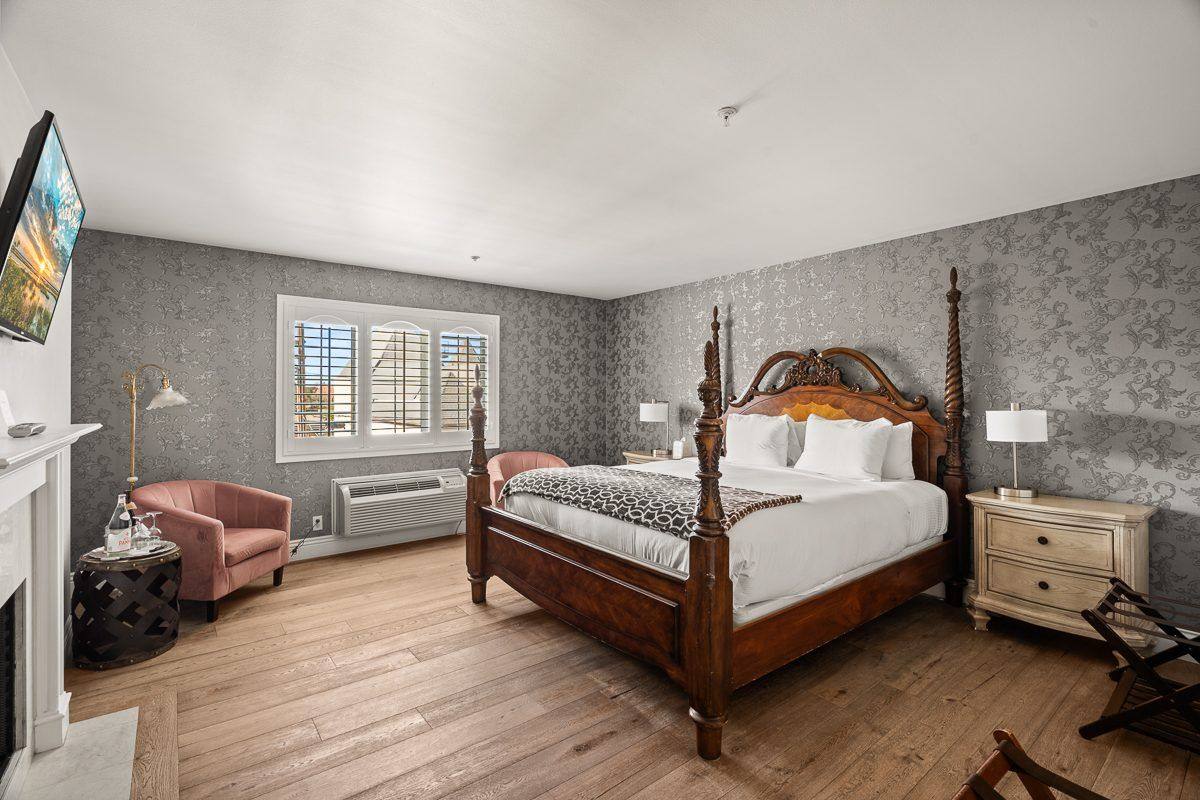 Guest room, four-poster bed