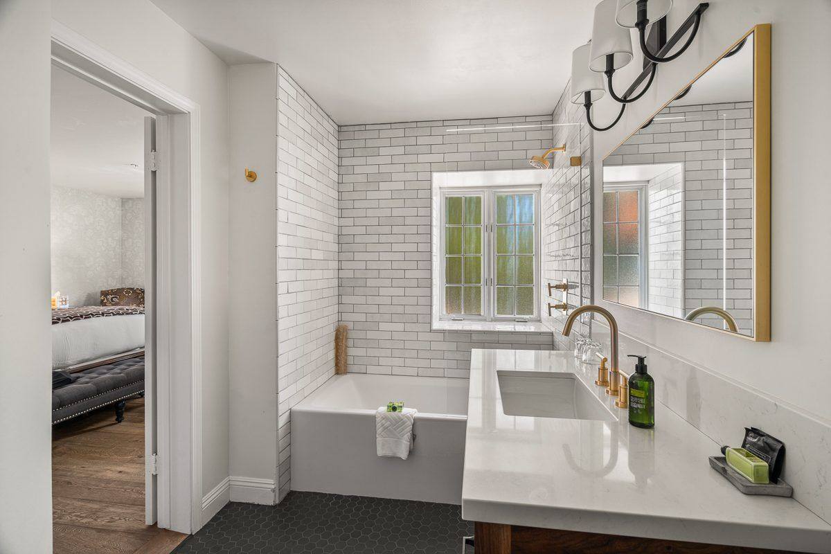 Bath, soaking tub