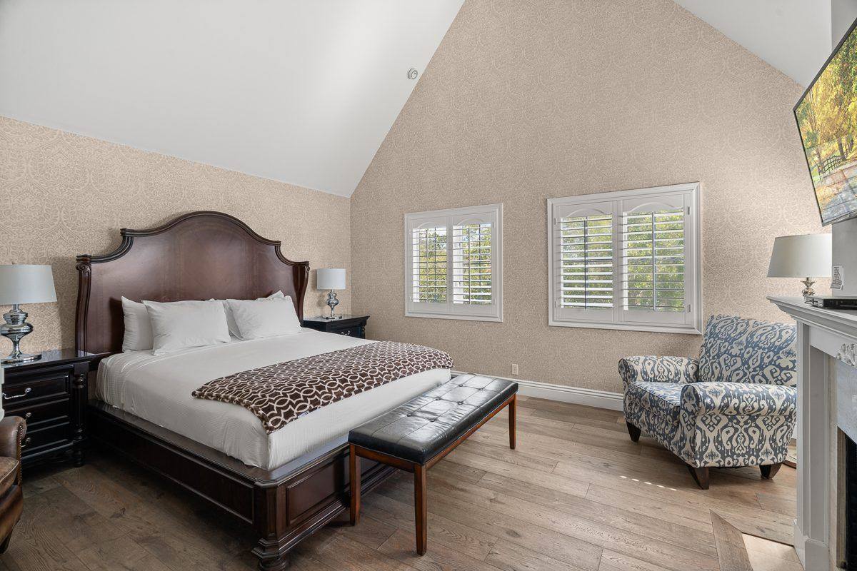 Guest room, vaulted ceiling
